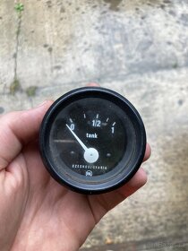 Budíky, ukazatele, (, palivoměr, osvětlení,)