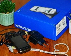 Mobilní telefon NOKIA  5230 + nabíječka, sluchátka a krabice