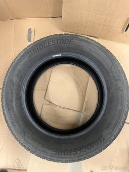 215/60R16 95V