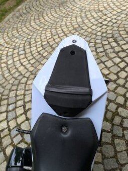 Prodám plasty zadní na yzf r125 2008-2014