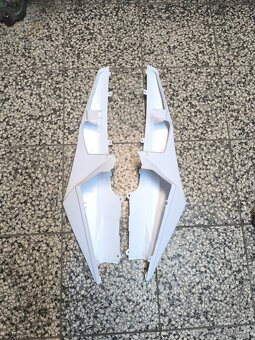 Prodám plasty zadní na yzf r125 2008-2014