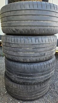 225/40R18