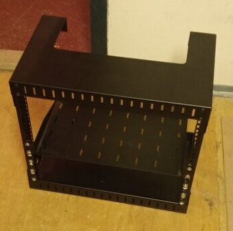 19" nástěnný rack 8U