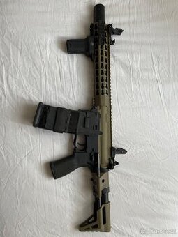 Airsoftová zbraň M4 + vybavení
