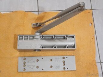 Dveřní zavírač DORMA TS73V