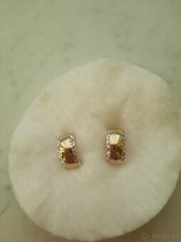 Zlaté náušnice.
