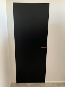 Nové dveře a skryta zárubeň Pól-Skone