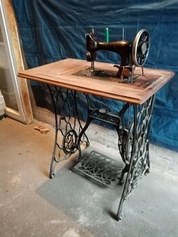 Starožitný šicí stroj.