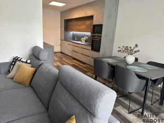 Pronájem nadstandardního bytu 3+kk s balkonem a dvěma parkov