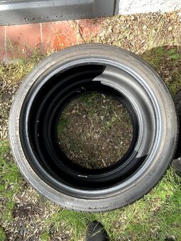 Letni dve pneu Brigestone 245/35 R18 runflat
