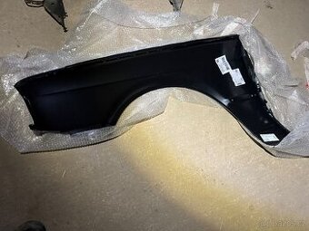 Pravy predni blatnik BMW E30 coupe
