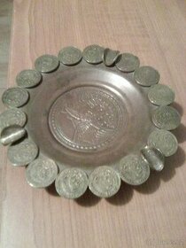 Kovový popelník z mincí