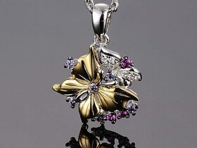 Krásný náhrdelník s motýlkem.