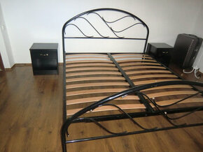 kovová postel s nočními stolky