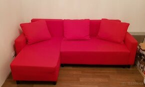 Moderní červený gauč s úložným prostorem