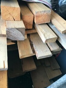 Dřevo smrkové, stavební materiál, staré trámy