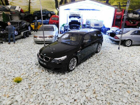 model auta BMW E61 M5 Touring čierna farba Otto mobile 1:18 - 1