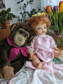 Ruská panenka s opičkou.
