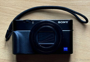 Sony RX100 VI s příslušenstvím