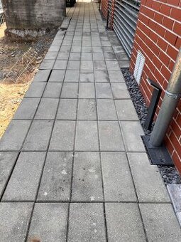 Použitá dlažba – přírodní beton, cca 300 ks – za odvoz
