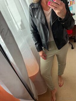 GUESS DÁMSKÝ KŘIVÁK BUNDA VEL.M