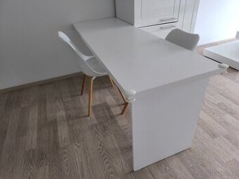 Mix nábytku (skříň, police, konferenční stolek, stůl..)