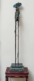 Figurální plastika na vysokém podstavci. Výška 134 cm