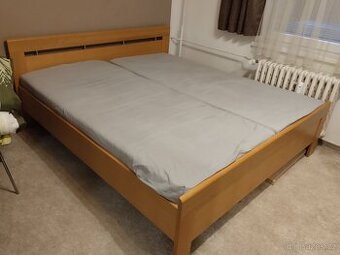 Manželská postel SPĚCHÁ