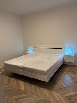Postel 180x200 v bílém lesku