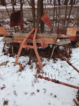 Obraceč a nahrnovač sena za traktor