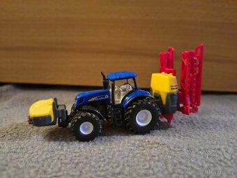Siku 1799 traktor New Holland s rozprašovačem