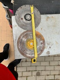 Řezné kotouče, co snímek to 200 Kč. Praha 6.