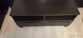Skříňky a stolek pod televizi