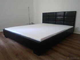 Manželská postel 160x200 s lamelovým roštem a matrací. Černá
