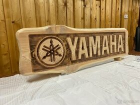 Dřevěné tabule s nápisy... KTM Husaberg Husqvarna Yamaha..