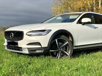 Volvo V90 Cross Country D4 AWD – raritní manuál, top stav