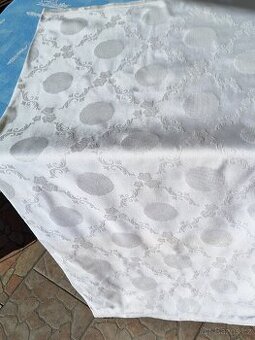 SLAVNOSTNÍ UBRUS vel. 127cm/123cm