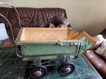 starý kočárek pro panenky osmipérák