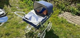 Retro kočárek s panenkou