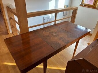 Rozkládací jídelní stůl pro 8 osob z 50. let.