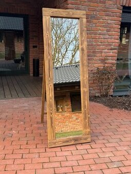 Stojaté zrcadlo v masivním dřevěném rámu s přírodní kresbou