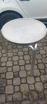 Kovový zahradní stolek