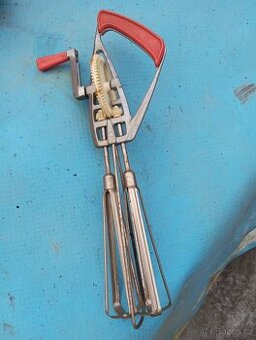 Starožitný ruční šlehač