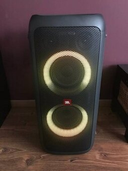 JBL PartyBox 300 + 2× bezdrátový mikrofon JBL – skvělý stav