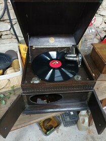 Historický gramofon na kliku