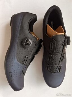 Nové silniční tretry Fizik Tempo Overcurve R4