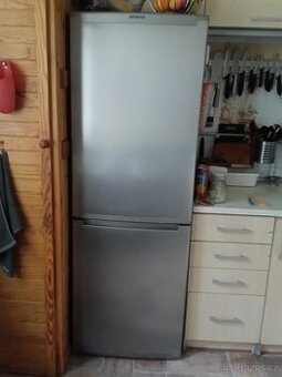 Lednicka lednice Siemens KG 33VV43/12 stribrna s mrazakem