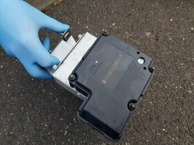 Prodám Řídící jednotku ABS na BMW e46.R. v.2001 - 1