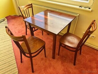 TON/Thonet jídelní set – stůl 80×80 + 3 ohýbané židle, masiv