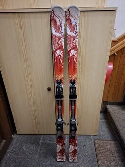 Sjezdové carvingové lyže Atomic MINX v délce 141 cm